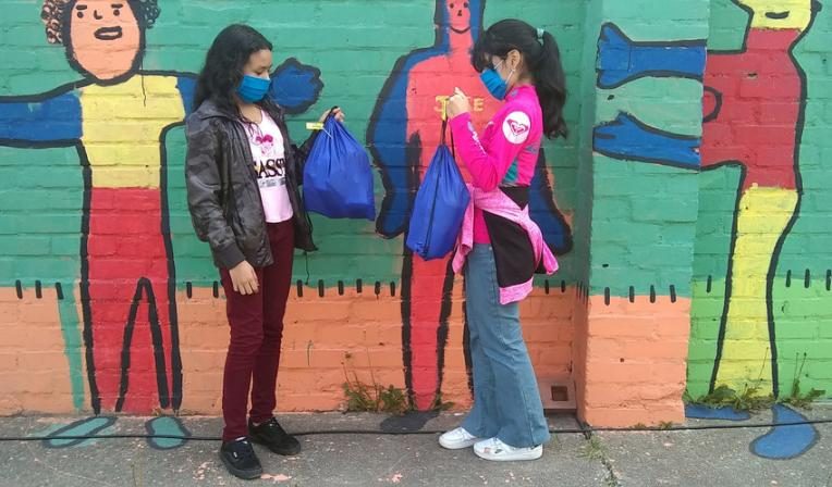Mariana and Natalia, from Venezuela, with their hygiene kits in Bogotá