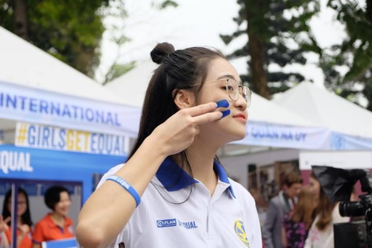 Student from the Champions of Change club shows her support for Girls Get Equal