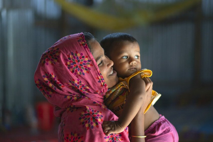 A mother with her young daughter in Bangladesh