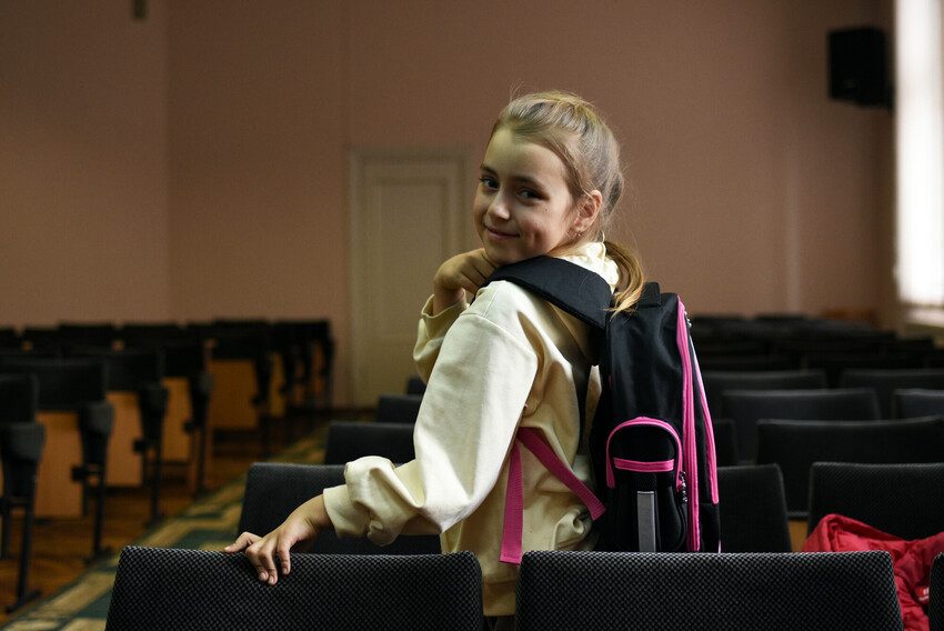 girl, backpack, ukraine crisis