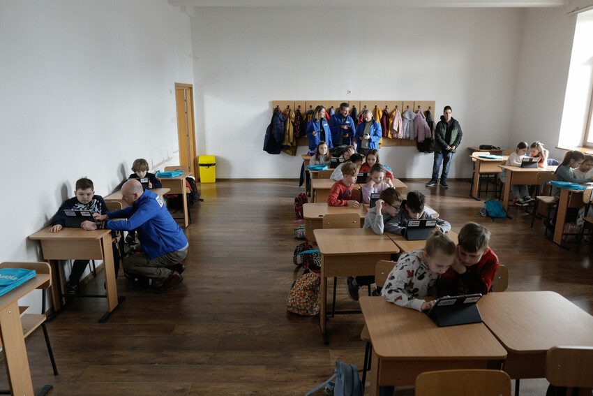 The SIERCAR (Safe and Inclusive Education for Refugee Children and Adolescents in Romania) project will meet the immediate educational needs of children through the creation of temporary learning spaces and, in the long term, it will facilitate the integration of Ukrainian children into the school system by working and engaging with the Romanian government. 
