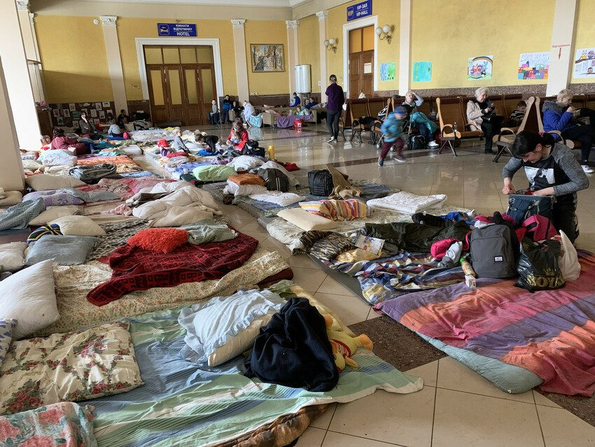 Ukraine conflict: Makeshift beds have been set up so families can rest.