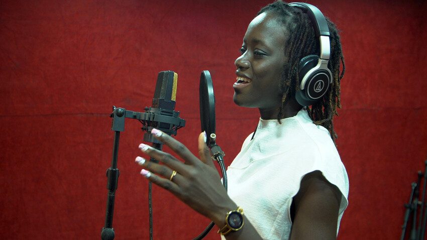 Le rappeur de 20 ans Ndey Coumba - nom de scène Waw Coumba - en studio.