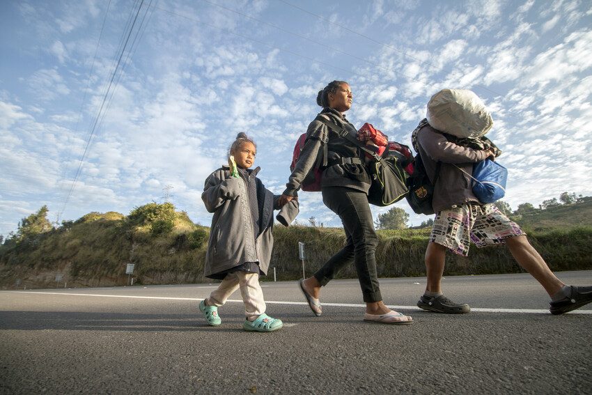 A Venezuelan family arrive in Ecuador on foot.