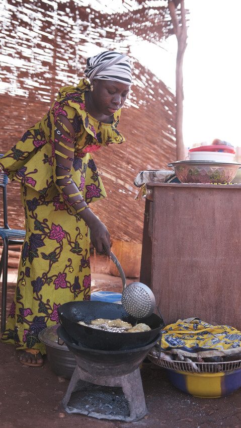 Aïssata cooks food to sell.