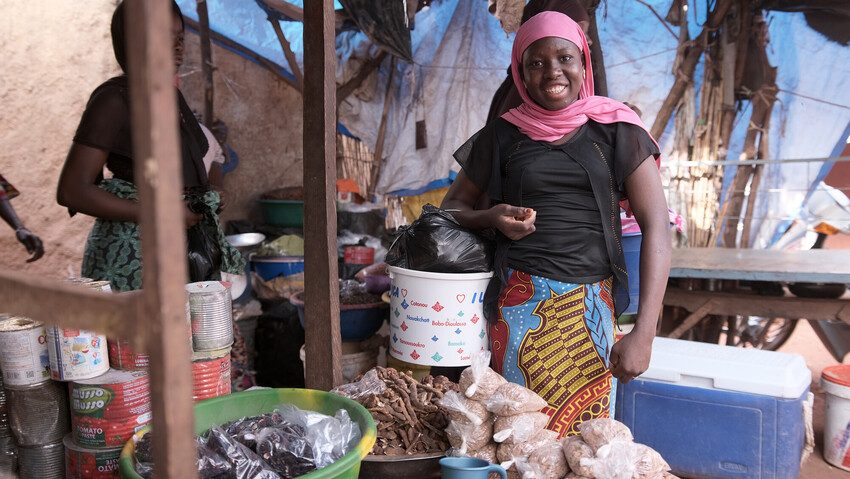 Aisatta at the market buying ingredients for her street food stall.