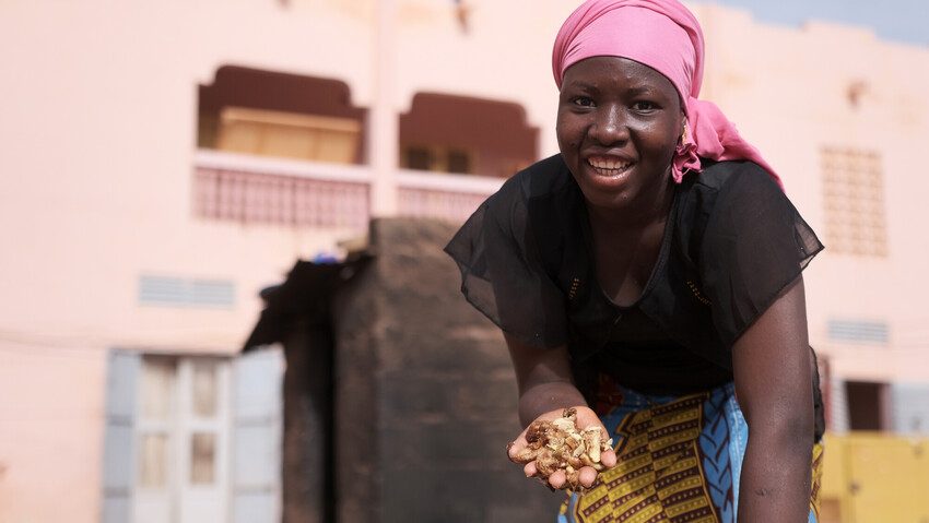 Aïssata, 18, with the crushed ginger she will use to make juice to sell