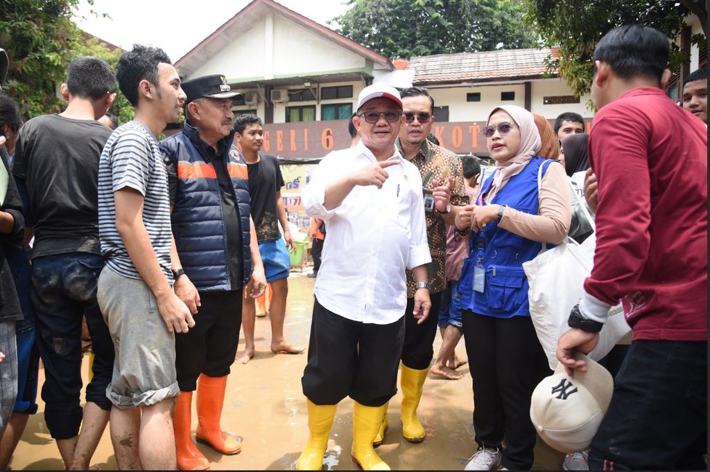 Maulinna is speaking to a group of men from the Education Ministry.