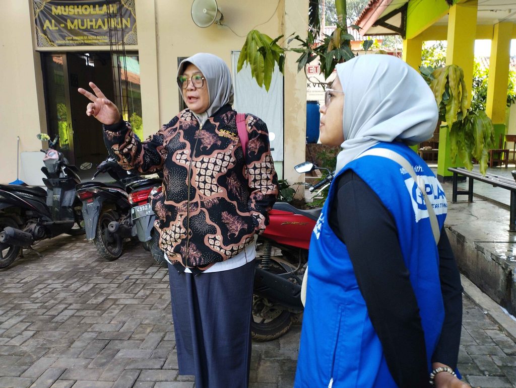 Maulinna speaking to a woman.