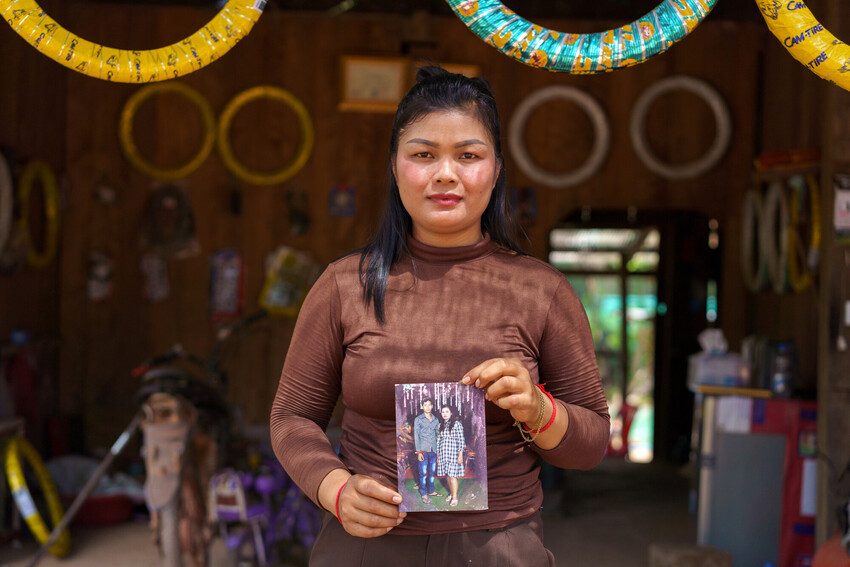 Kanada holding up a photo. 