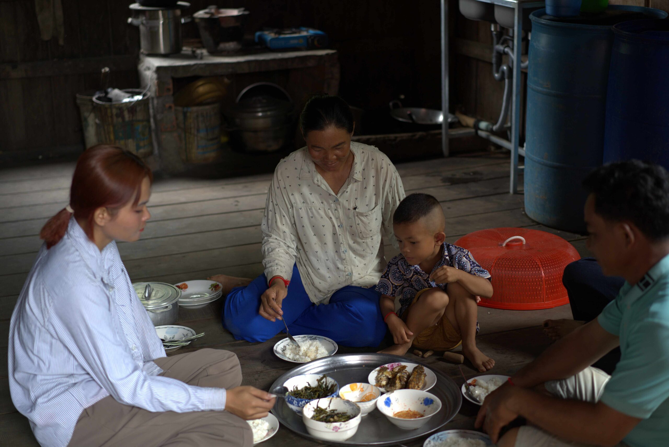 Raty eating a meal with her parents and son. 