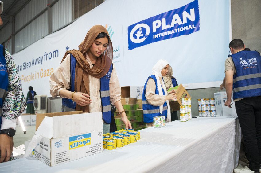 Food parcels being packed in Cairo.
