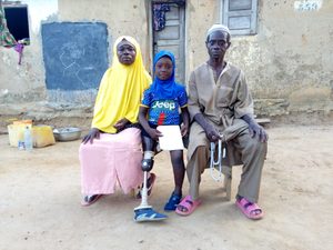 Kadjidja avec ses parents.