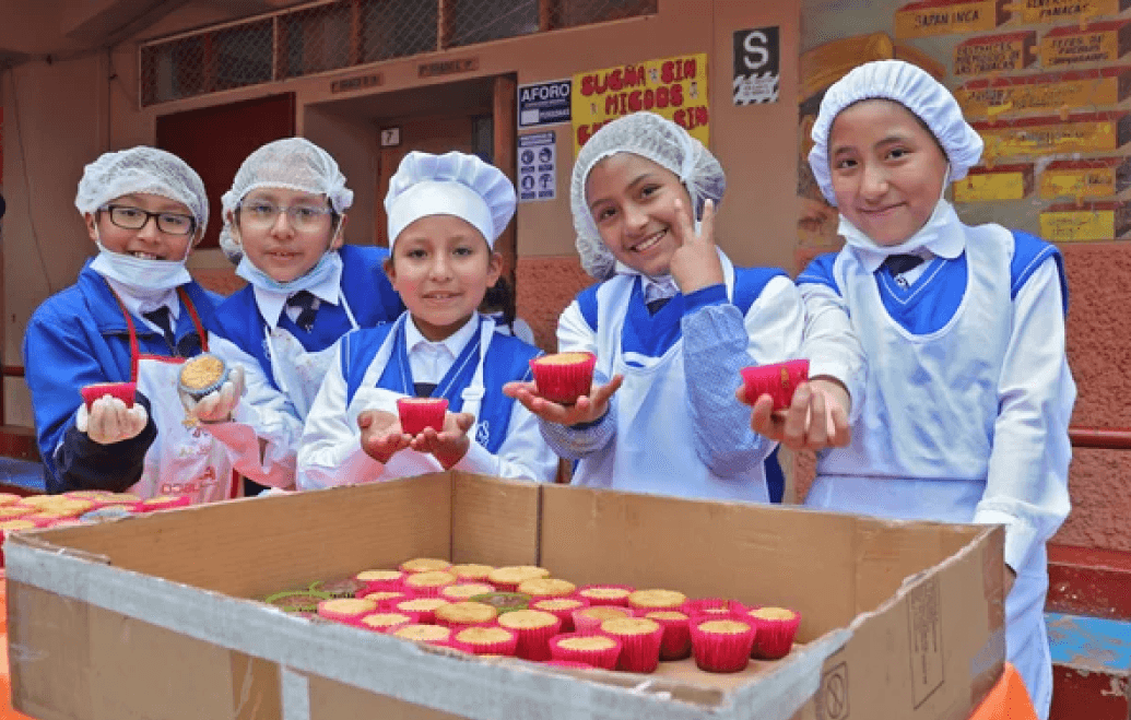 Briyit y sus amigas con su primer lote de kekes nutrititos listos para la venta.