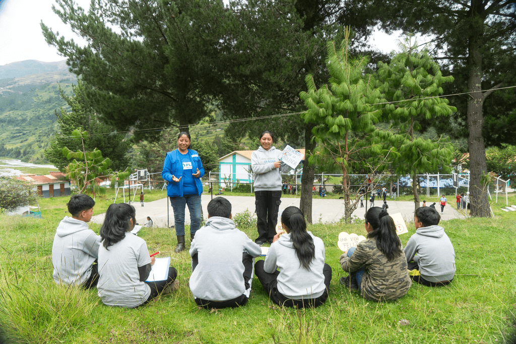 Lisbeth enseñando a sus pares sobre cómo prevenir la violencia.