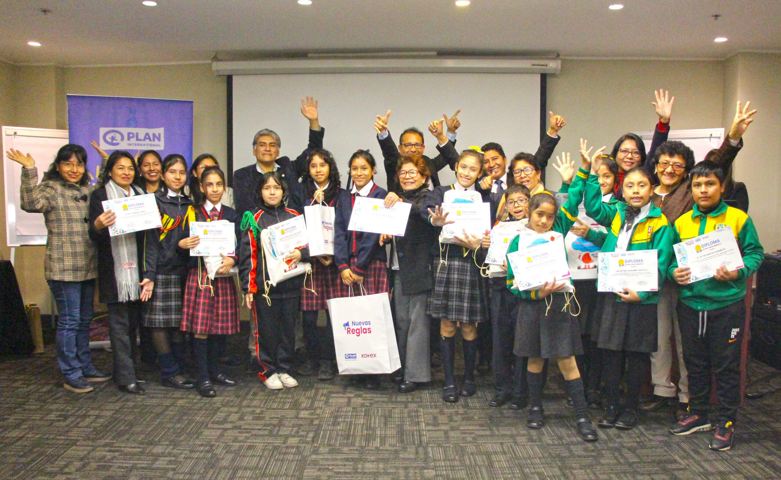 Estudiantes ganadores del concurso "MenstruArte", por promover la educación menstrual a través del arte, de Plan International y Kotex.