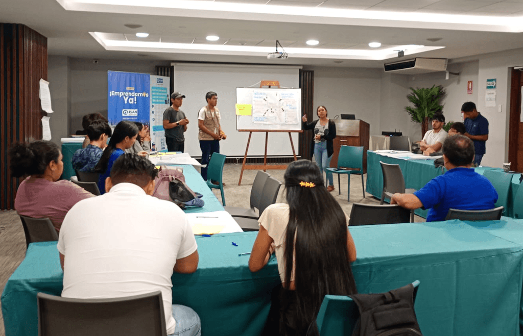 Jóvenes participan de taller sobre emprendimiento y empleabilidad