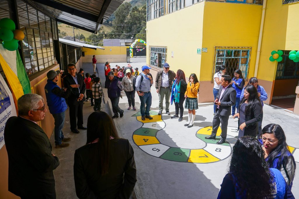 Representantes de los Ministerios de Educación en visita a institución educativa en Quito, Ecuador.