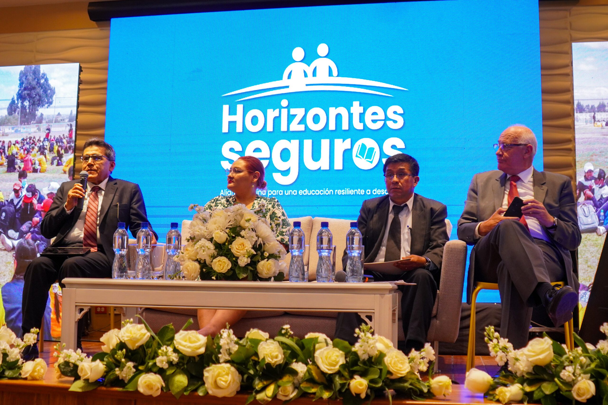 Representantes de los Ministerios de Educación de Ecuador, Perú, Bolivia y Colombia en el lanzamiento del proyecto Horizontes Seguros. 