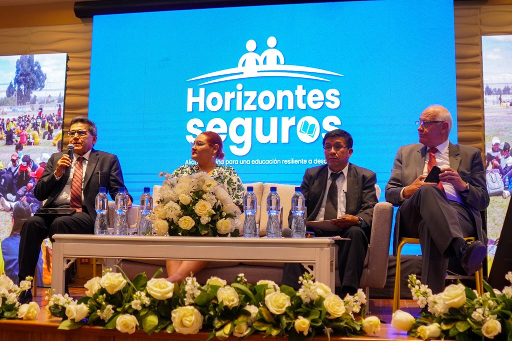 Representantes de los Ministerios de Educación de Ecuador, Perú, Bolivia y Colombia en el lanzamiento del proyecto Horizontes Seguros.
