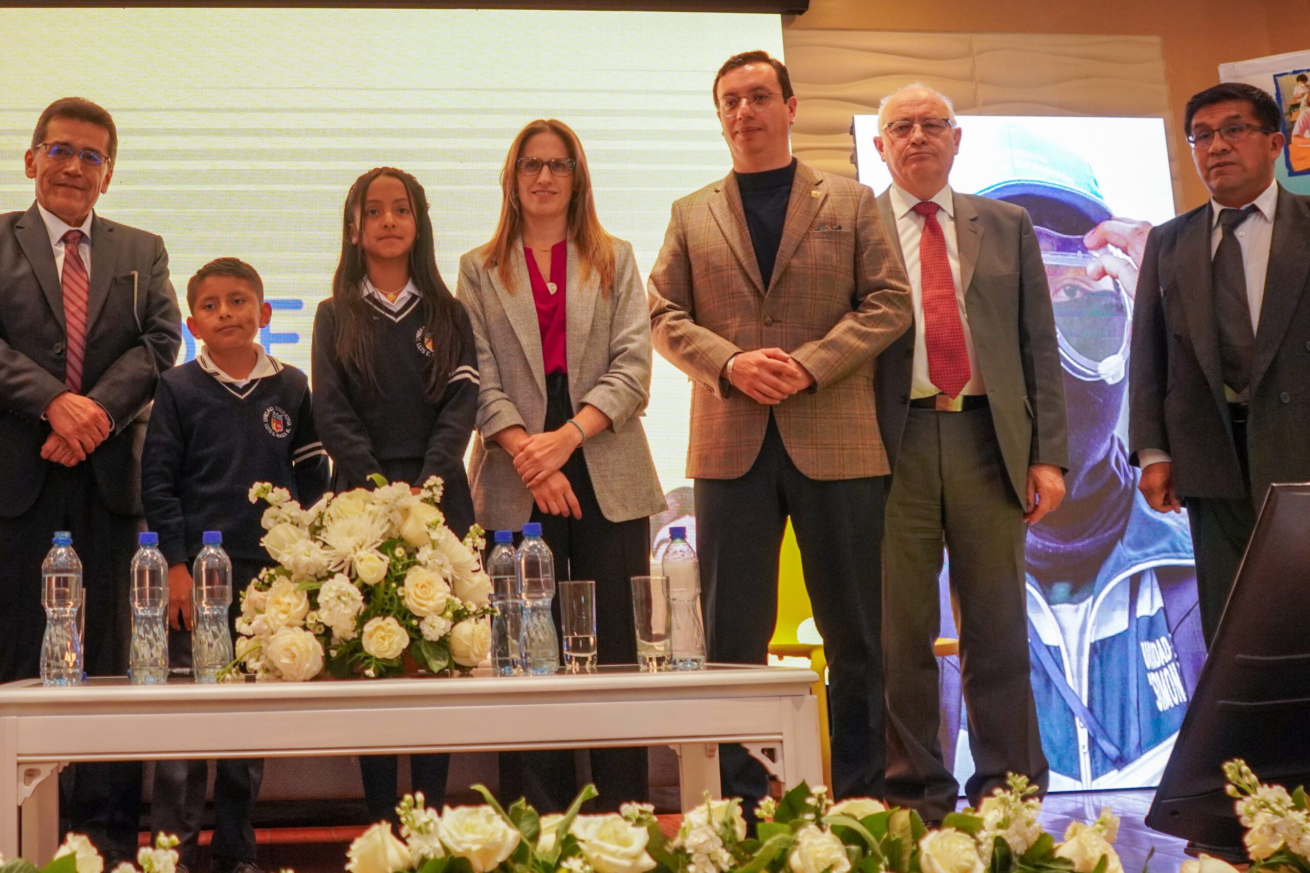 Jesús y Daniela junto a representantes de los Ministerios de Educación de Ecuador, Perú, Bolivia y Colombia. 