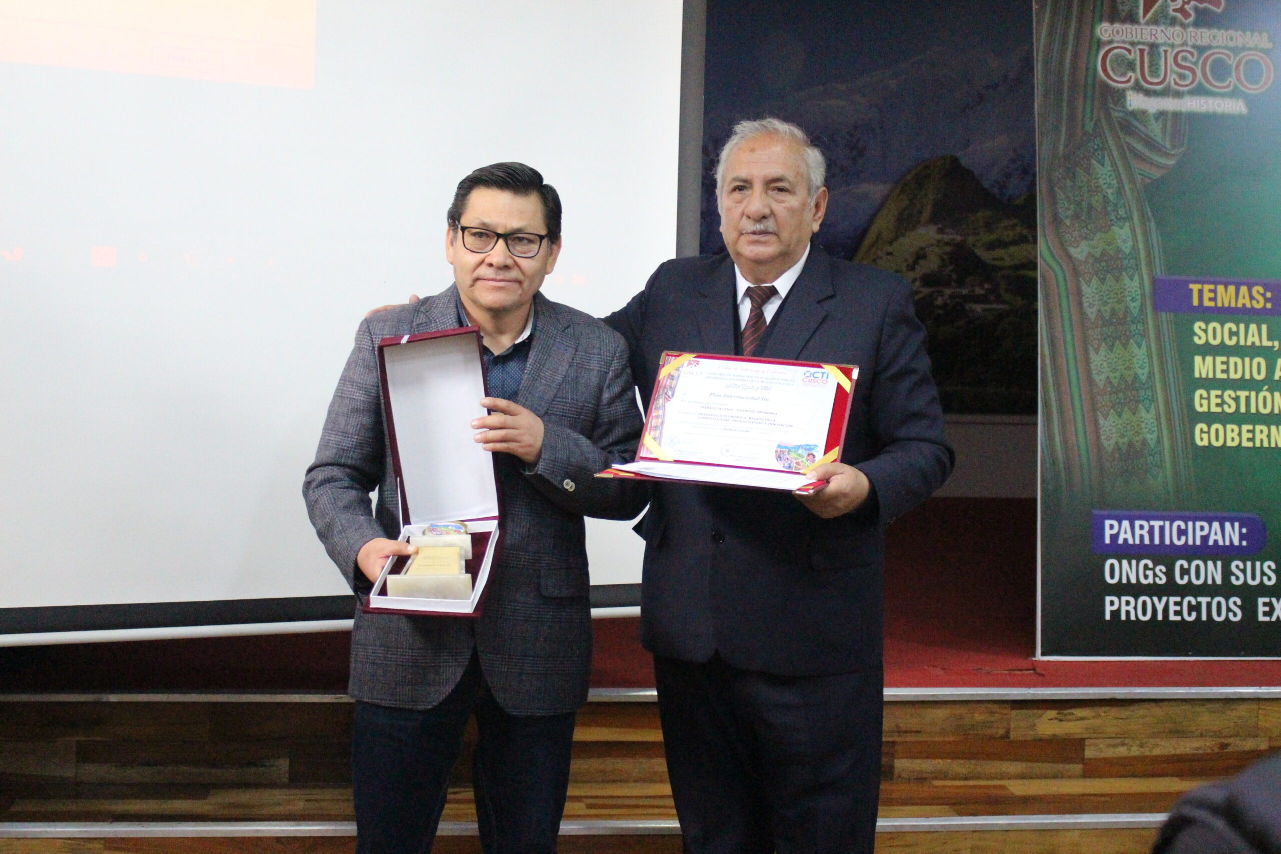 Gerente de la Unidad de Programas Cusco de Plan International recibe premio