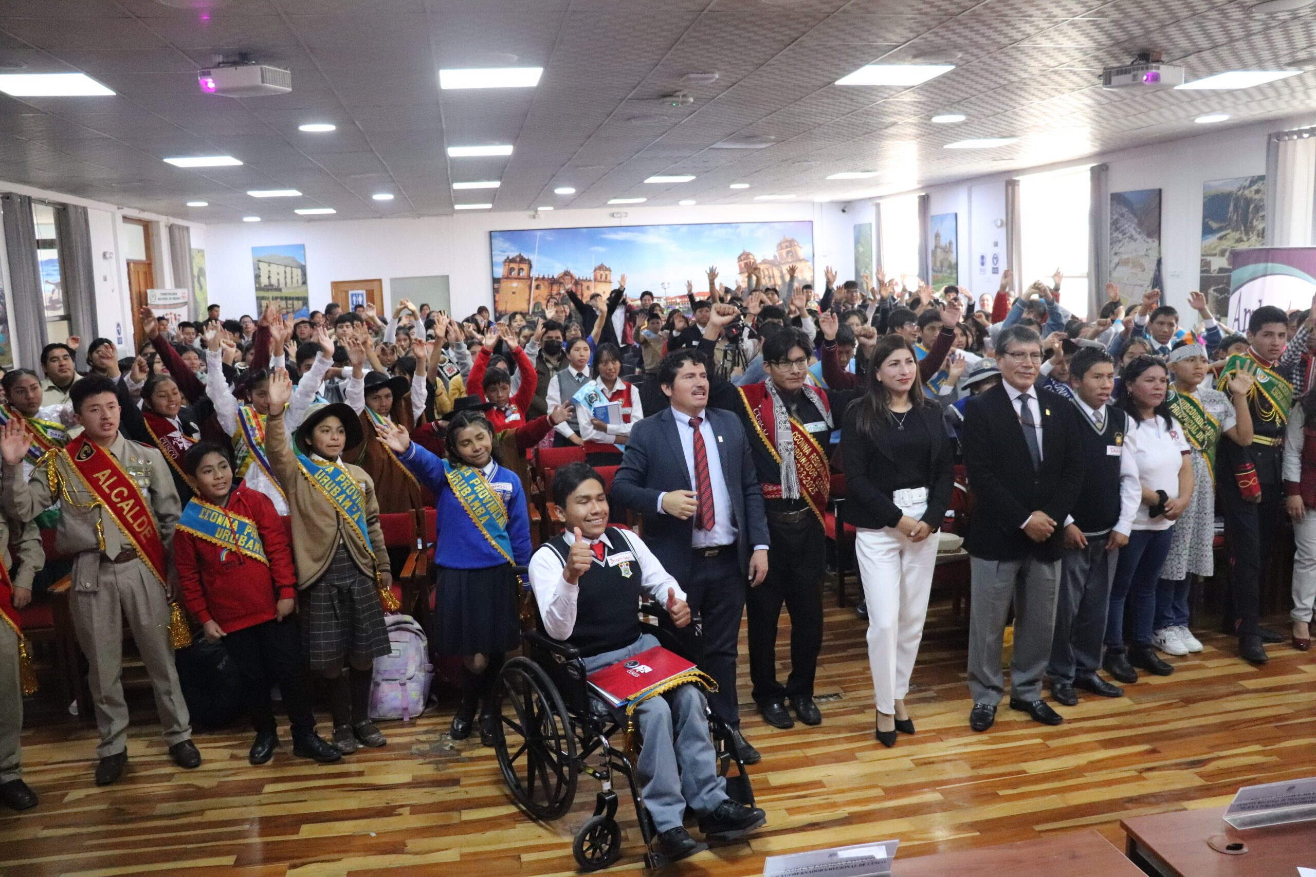 Niñas, niños, adolescentes y autoridades compartiendo propuestas de sostenibilidad para la región.