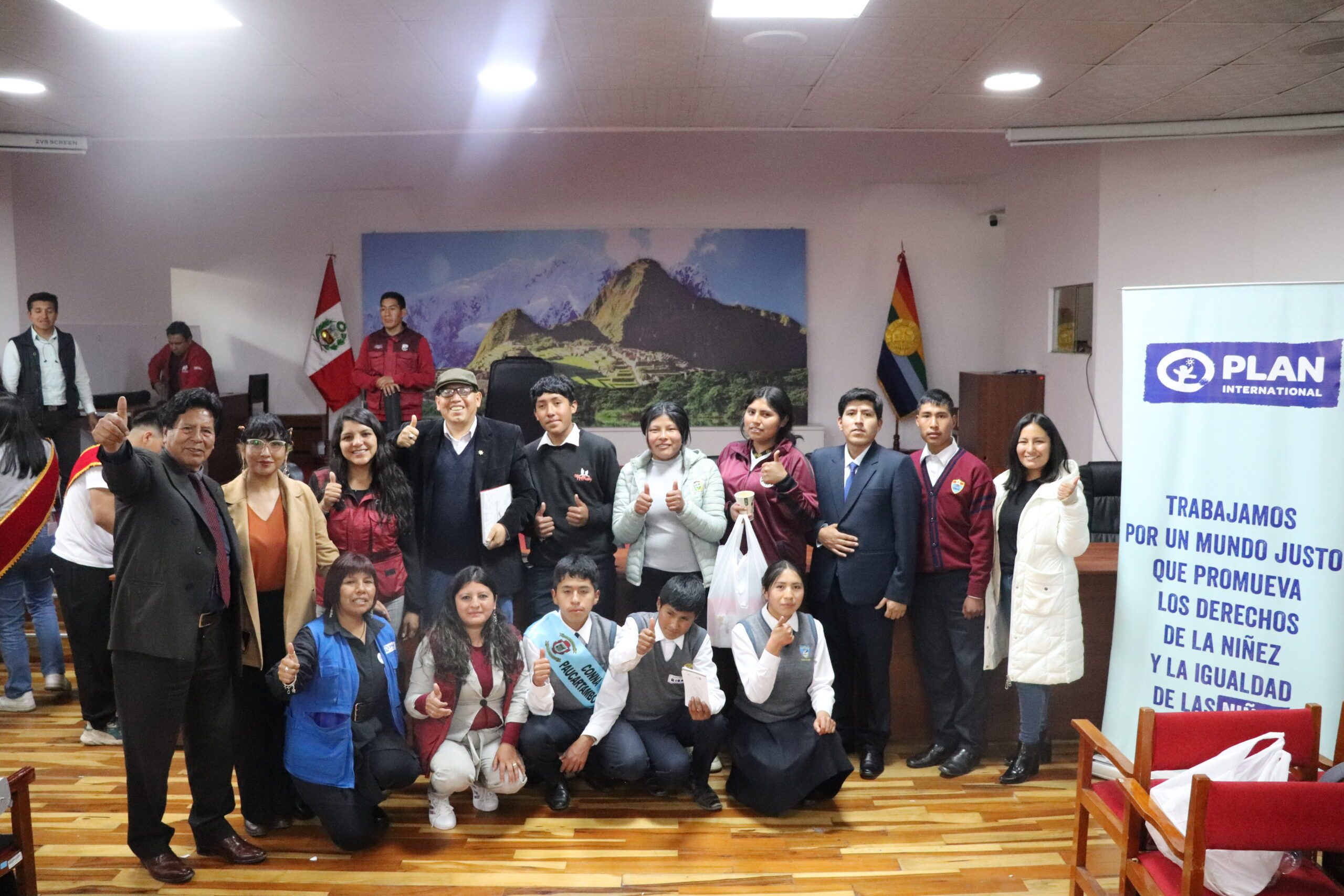 Niñas, niños, adolescentes y autoridades de Cusco que conformaron el Encuentro Regional por desarrollo sostenible del departamento de Cusco.