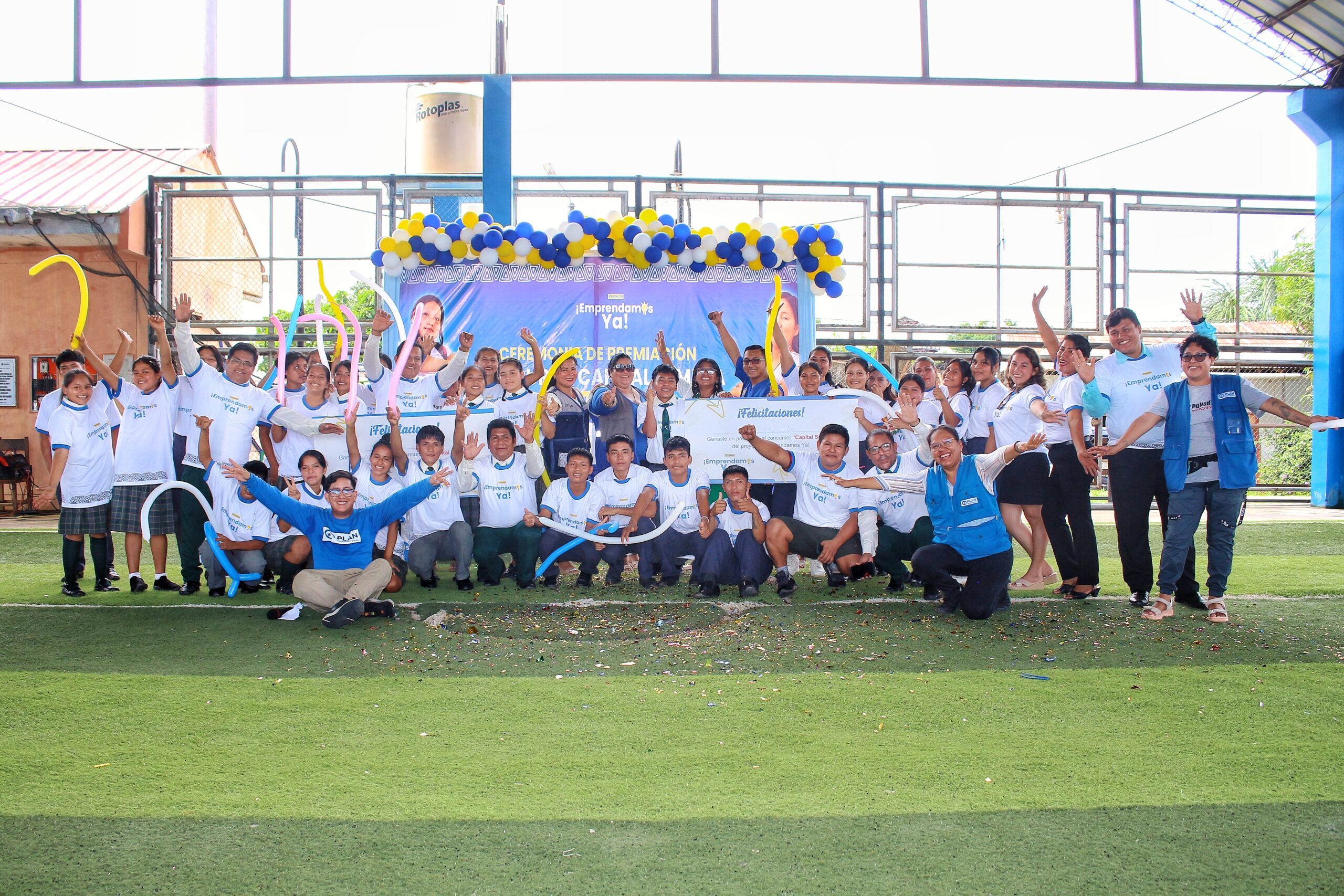 Participantes del Proyecto "¡Emprendamos Ya!" Fase 2 en la ceremonia de premiación del distrito de Nauta.