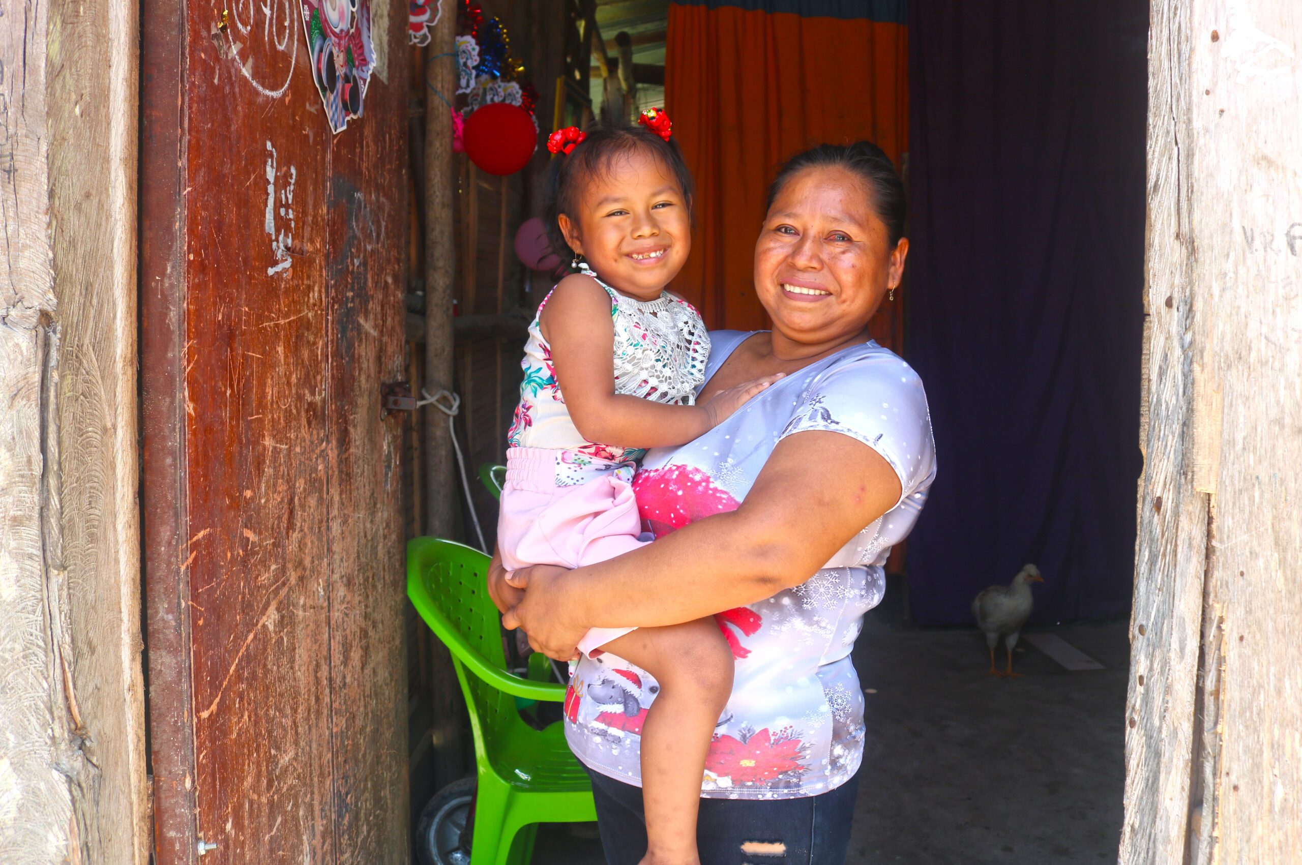 Sarvia y su hija sonriendo.