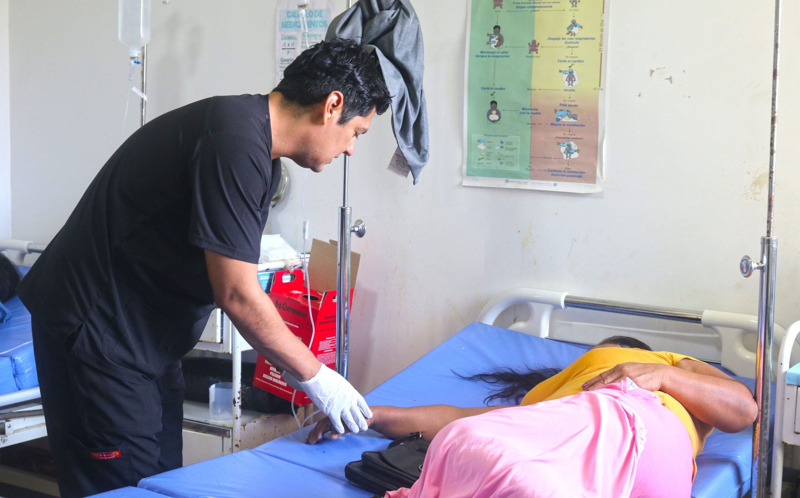 Juan Manuel atendiendo a paciente en centro de salud.