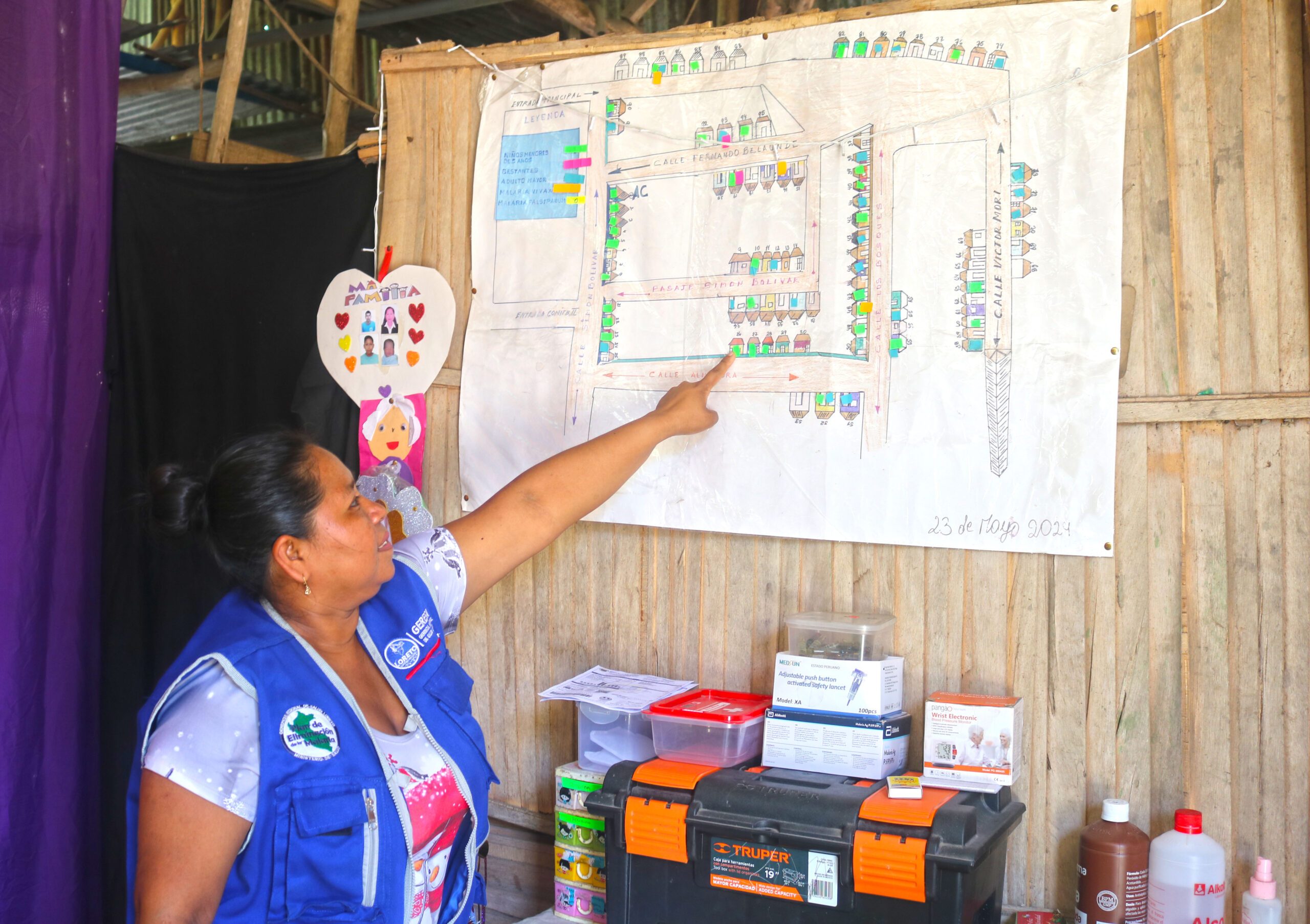 Sarvia mostrando las zonas y casas donde realiza las visitas domiciliarias como agente comunitaria de salud.