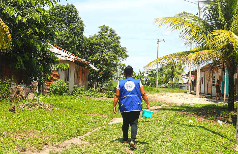 Sarvia realizando su trabajo como agente comunitaria de salud en su comunidad.