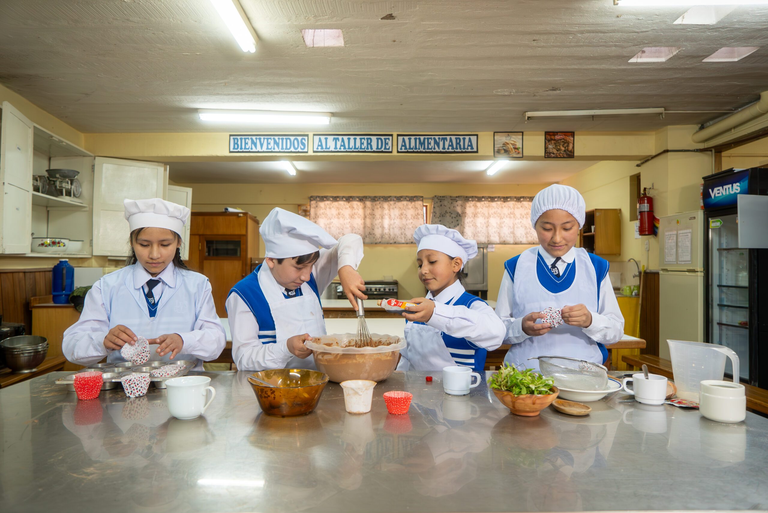 Briyit (11) junto a sus compañeritos de su club emprendedor “Nacidos para Triunfar” elaboran sus muffins de keto keto.