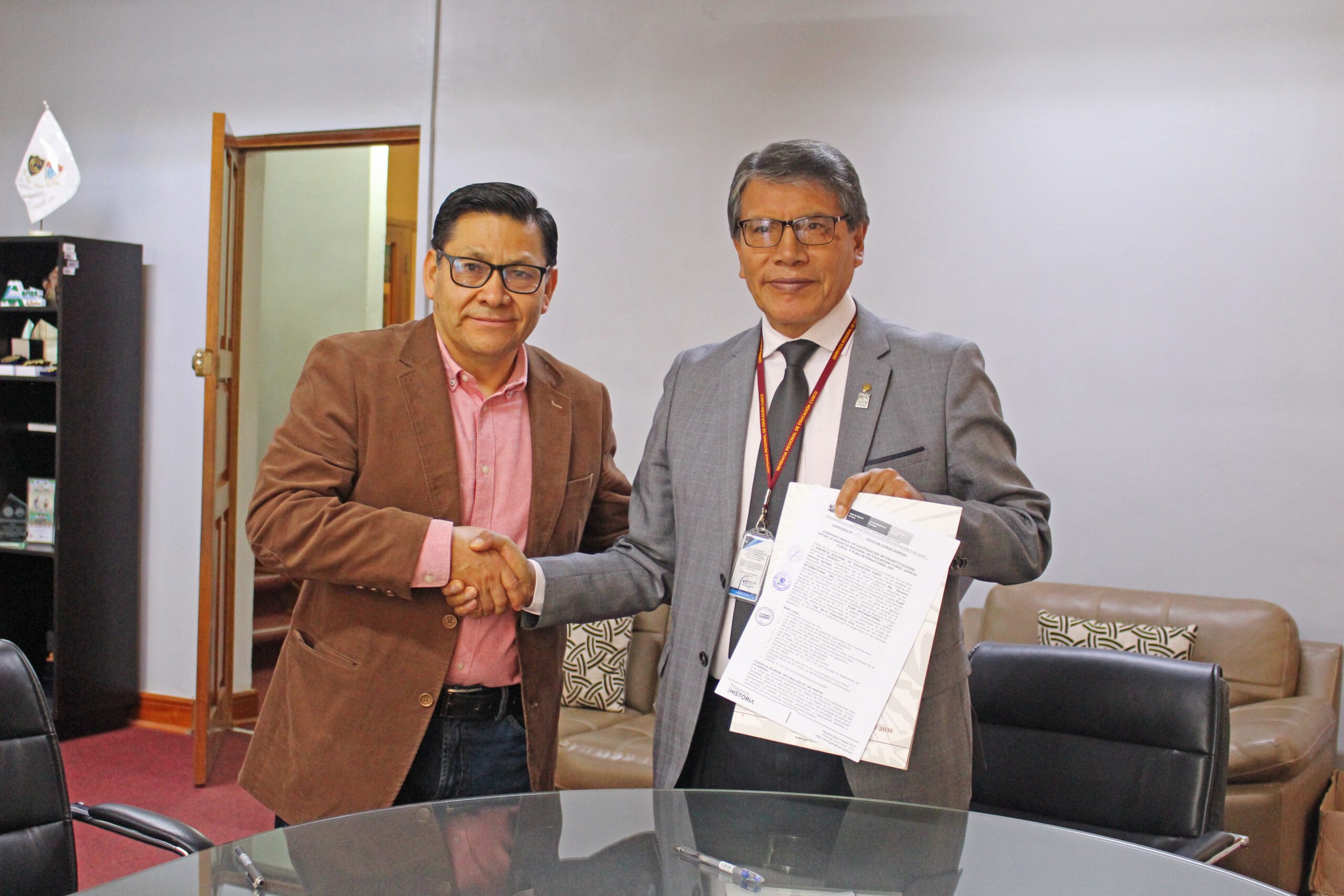 Boris Choqueneira y Representante de GEREDU Cusco firmando convenio.