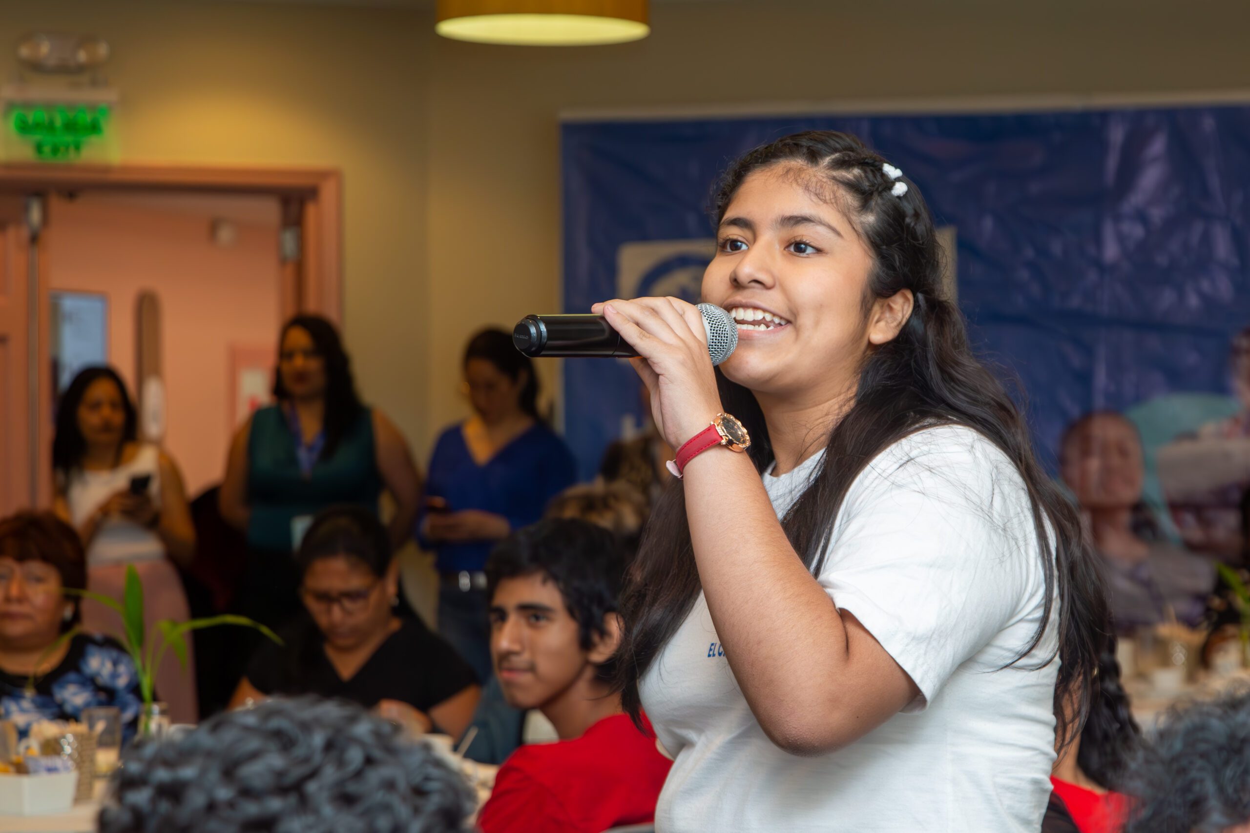 Adolescente lideresa del proyecto presentando las actividades del proyecto y como impactaron en su vida. 