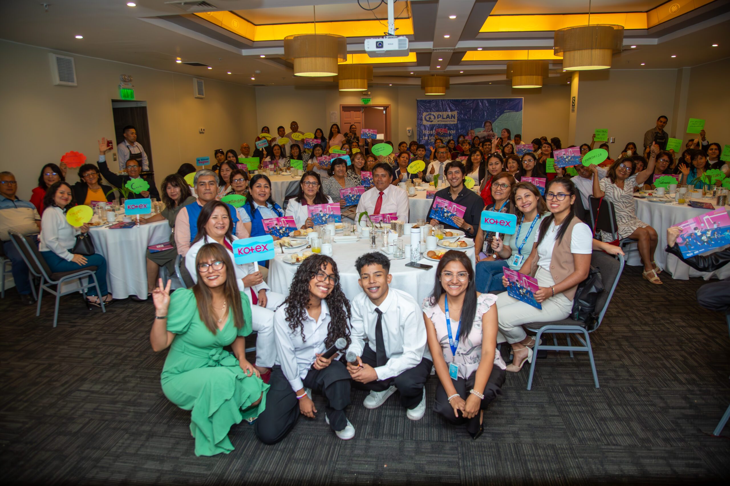 Estudiantes, docentes, personal de Kotex y Plan International en evento de clausura