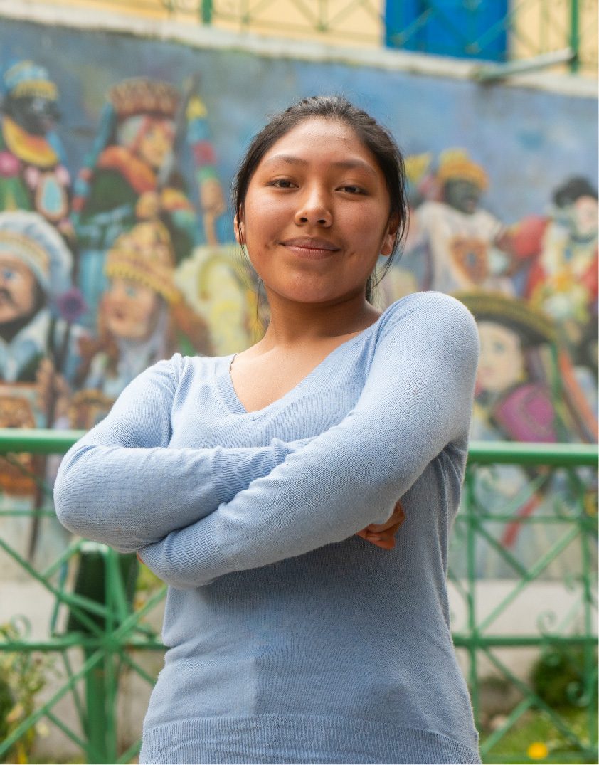 Lisbeth, adolescente educadora par sonriendo 