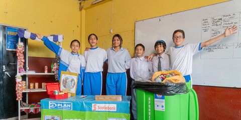 Estudiantes emprendedores impulsando el ahorro y cuidado ambiental