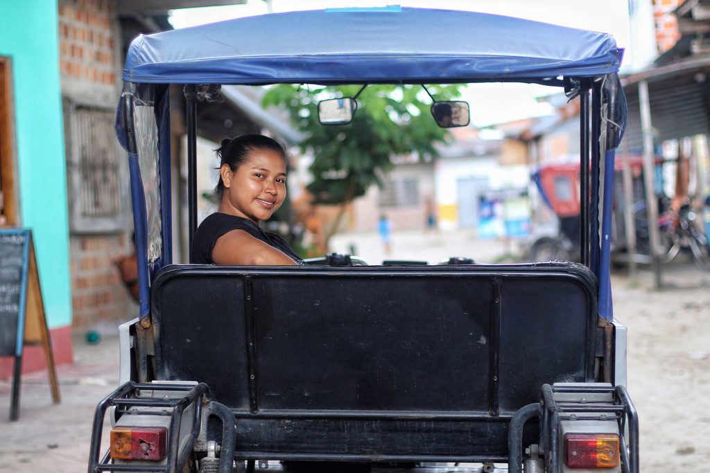 Joyci en un motocarro en su comunidad.