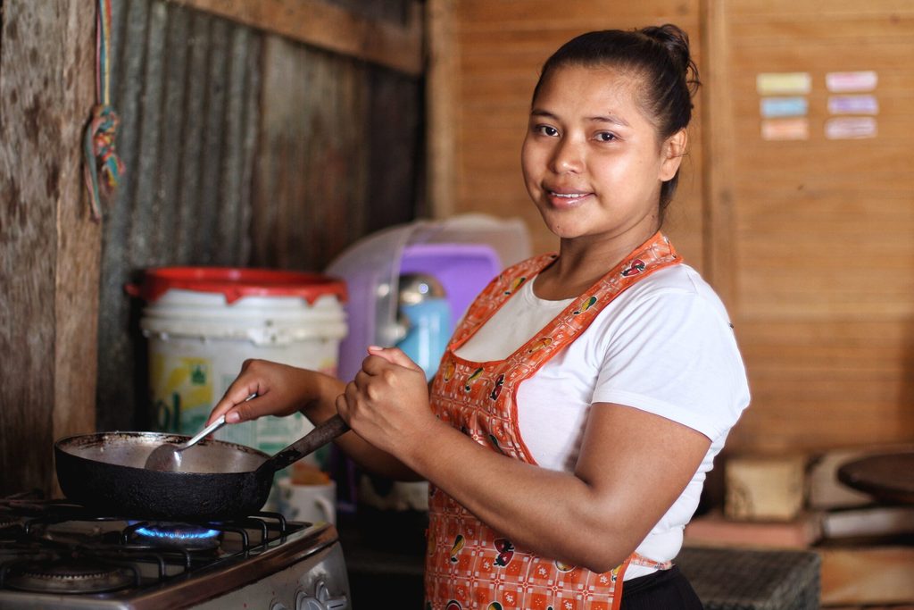 Joyci preparando sus alimentos para su familia