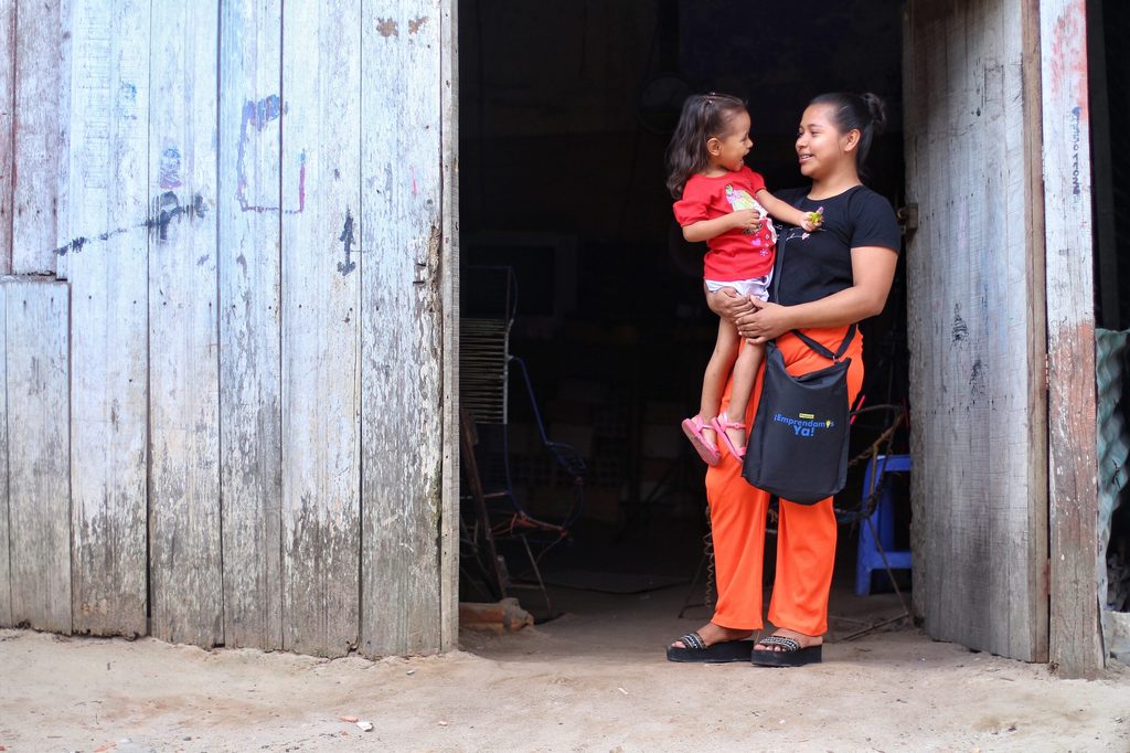 Joyci y su hija en el frontis del lugar donde iniciará su negocio.
