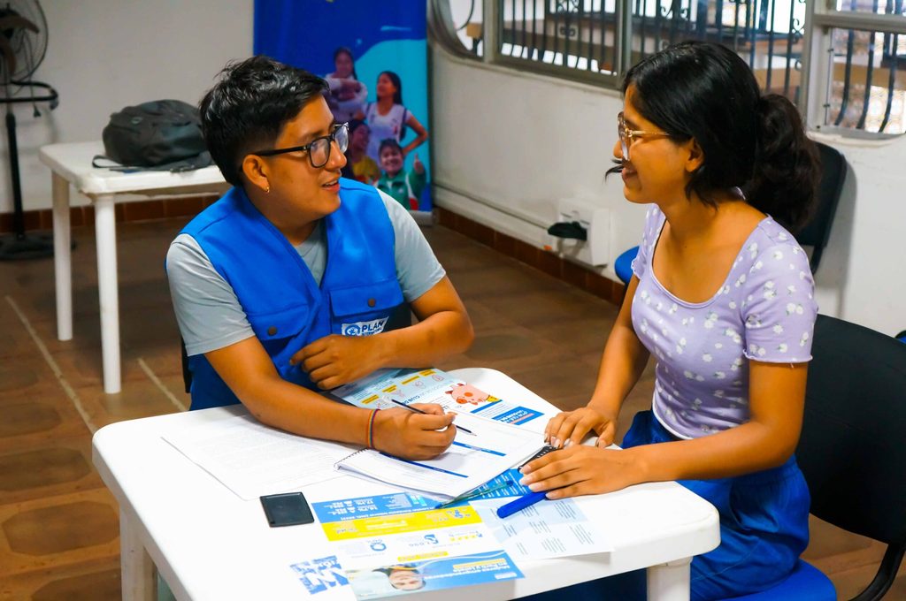 Rosa y personal de Plan International en asesoría para su idea de negocio.