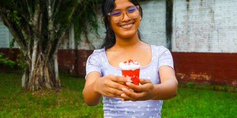 Emprendedora joven impulsando su futuro con postres