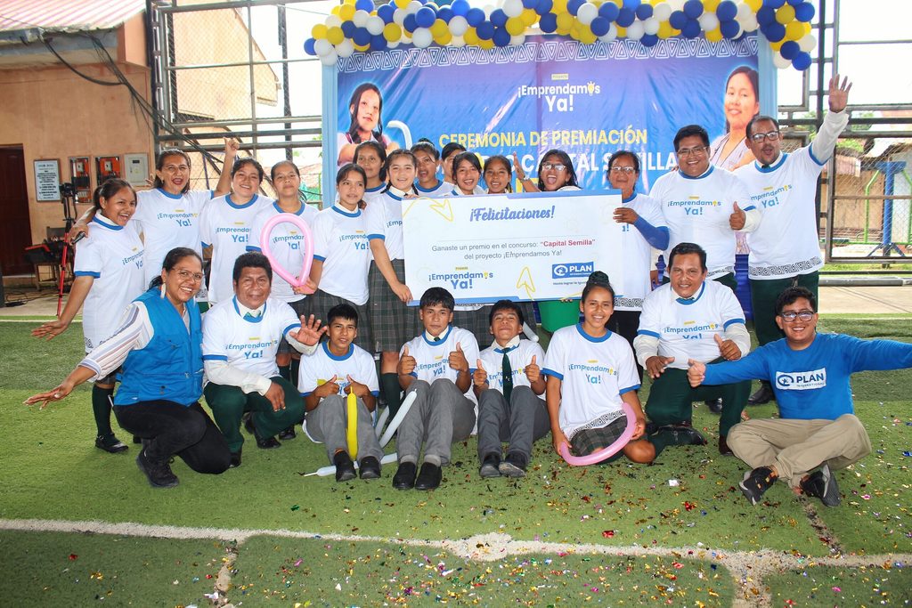 Equipo de trabajo de Zue participando en la ceremonia de premiación del capital semilla del proyecto ¡Emprendamos Ya!