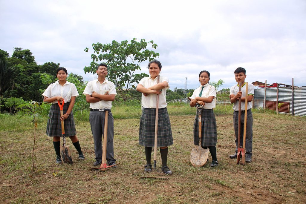 Zue coordinando con sus compañeras y compañeros participando en la idea de emprendimiento.