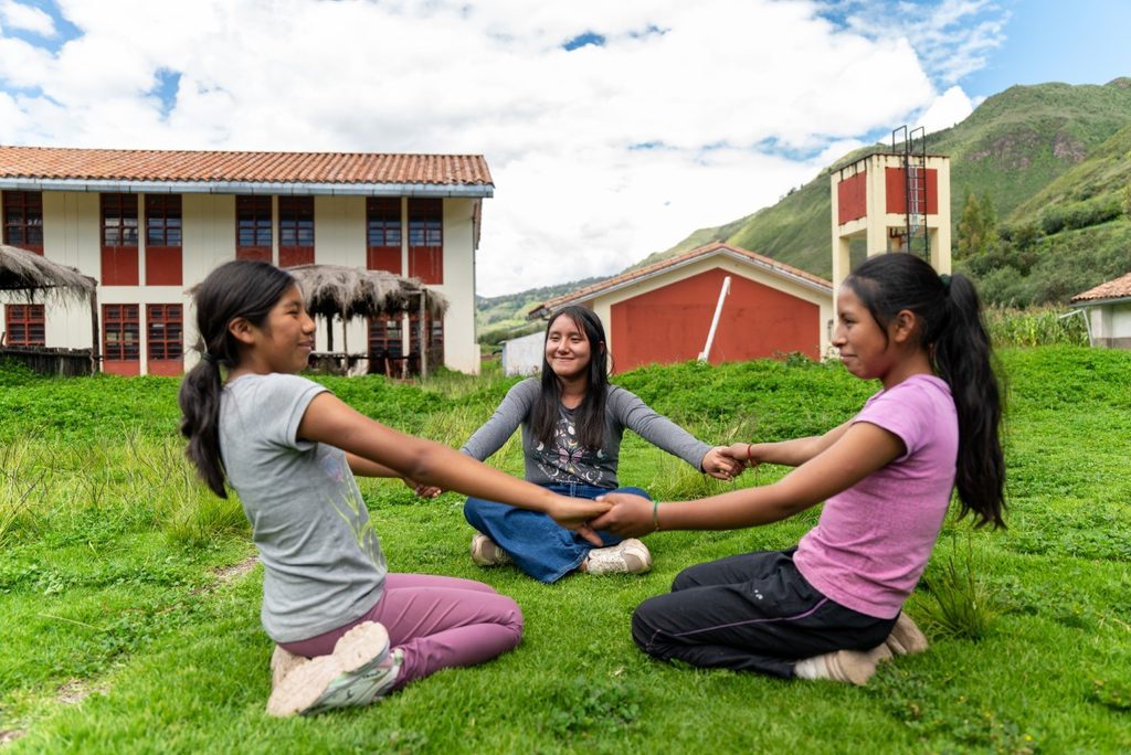 Yazmin, Mitzy y Delia tomadas de las manos, simbolizando la fuerza de la amistad y la solidaridad.