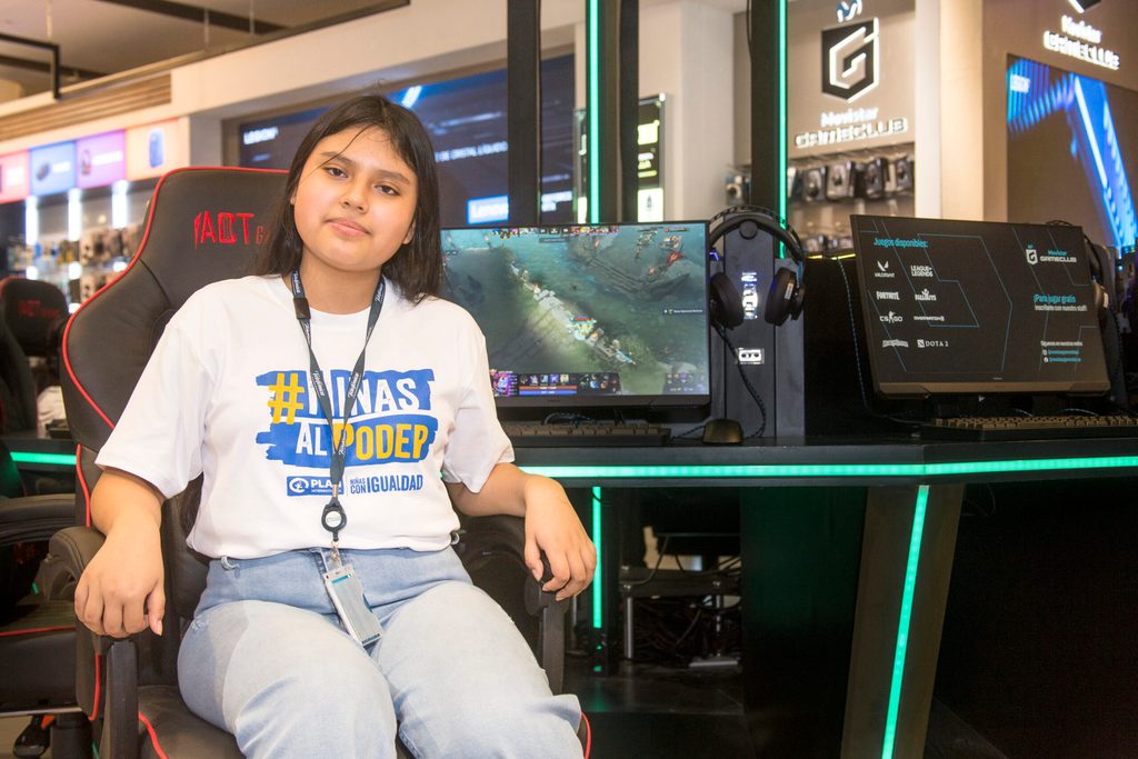 Jhussahara en el día de la niña como CEO de Movistar