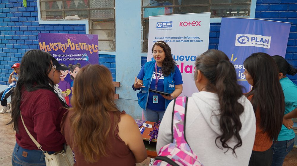 Facilitadora de Plan International compartiendo con adolescentes.