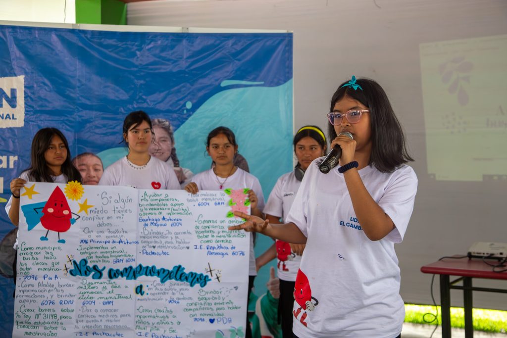 Adolescentes lideresas explicando sobre lo que conocen de la menstruación
